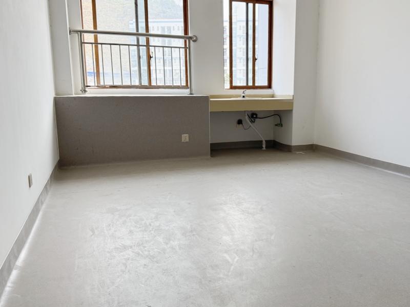Medical plastic flooring