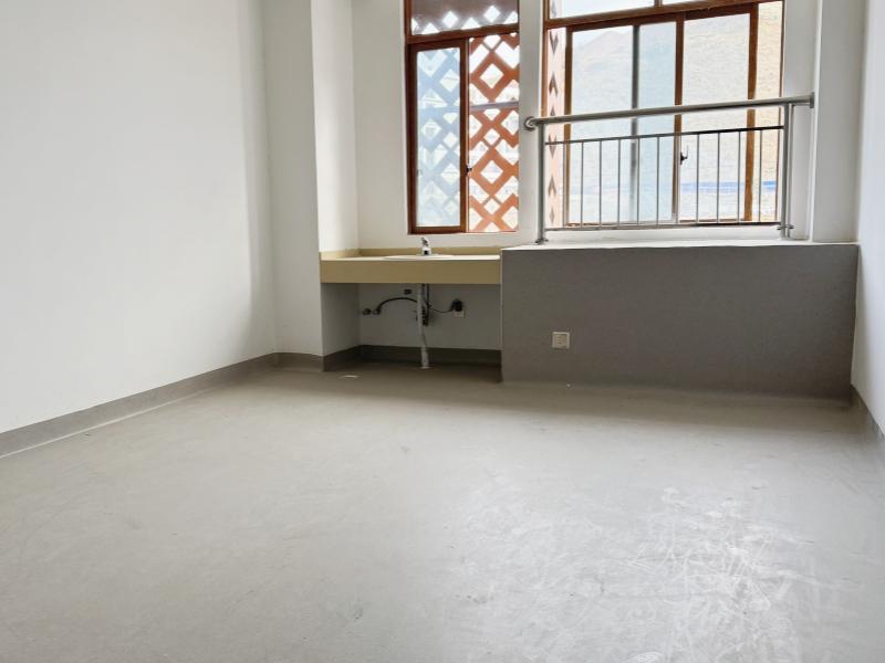 Medical homogeneous through-colour flooring